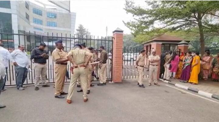 बारामतीतील विद्या प्रतिष्ठानमधे अजित पवार सध्या विकास कामांबाबत बैठक घेत आहेत.