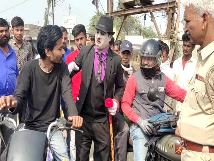 परभणीच्या रस्त्यावर उतरलेल्या  चार्ली चॅपलीनची सर्वत्र चर्चा सुरु आहे. चार्ली नियम मोडणाऱ्यांच्या गाड्या थांबवून त्यांना नियमांचे पालन करण्याचे आवाहन करत आहेत.