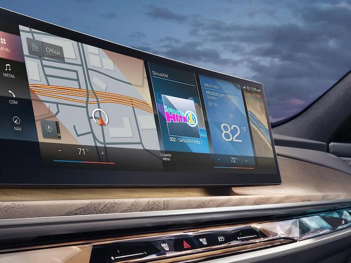 यात थिएटर मोड, जे डिस्प्लेला सिनेमा-शैलीच्या फॅशनमध्ये 31.3-इंच 8K डिस्प्लेमध्ये बदलते.