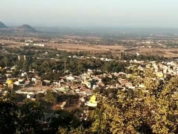 बता दें कि, 20 फरवरी 2020 से मंदिर निर्माण की शुरुआत की गई. विधानसभा अध्यक्ष डॉ. चरणदास महंत ने मंदिर निर्माण का भूमिपूजन किया था. इसके बाद मनेन्द्रगढ़ की 4 दशक पुरानी मांग जिले बनाने मांग पूरी हो गई, जब 15 अगस्त 2021 को मुख्यमंत्री भूपेश बघेल ने मनेन्द्रगढ़ को नया जिला बनाने की घोषणा की.