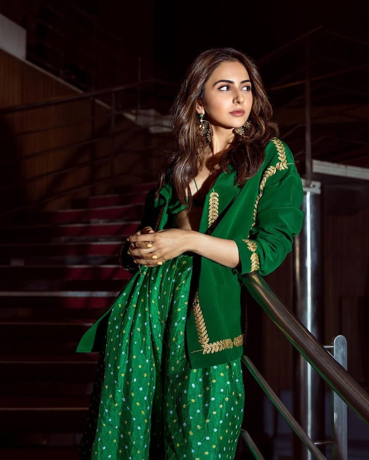 ग्रीन आऊटफिटमध्ये रकुलने टशन दाखवला आहे.