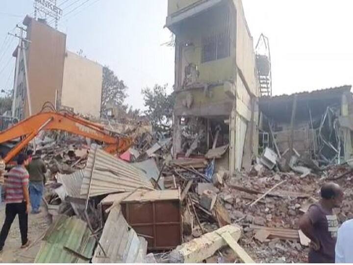 गाळेधारकांनी पाडापाडी करण्यास विरोध केला. यातून दोन गटात वाद झाला. यामध्ये गाळेधारकांनी जेसीबीच्या कांचा फोडल्या आहेत. सध्या काम थांबले आहे.