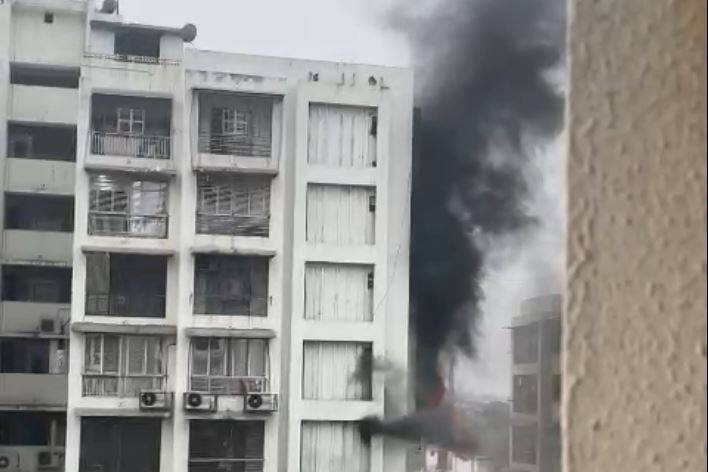 A fire broke out on the fifth floor of Arcade Green Building in Ahmedabad BREAKING: અમદાવાદની આ બિલ્ડીંગના પાંચમાં માળે લાગી ભીષણ આગ, કિશોરીનું મોત, ફાયરની 11 ગાડી ઘટના સ્થળે