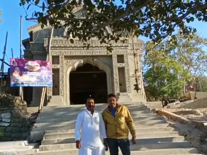 सिद्ध बाबा सेवा समिति मनेंद्रगढ़ के पदाधिकारियों ने पहल करते हुए सिद्ध बाबा धाम के जीर्णोद्धार का संकल्प लिया है. समिति के सदस्यों के मुताबिक महाशिवरात्रि तक यह मंदिर के निर्माण का कार्य पूरा हो जाएगा. इस मंदिर के निर्माण की लागत 3 करोड़ रुपए है. 18 फरवरी को यानि महाशिवरात्रि तक मंदिर निर्माण का कार्य पूरा किया जाना है.