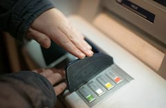 ATM āĻāĻžāϰā§āĻĄā§āϰ āĻŦā§āϝāĻžāĻĒāĻžāϰ⧠āĻŦā§āϝāĻžāĻā§āĻā§ āĻā§āĻāĻ āύā§āĻā§āĻžāϰ āĻĒāϰāĻ āĻĒā§āϰāϤāĻžāϰāĻŋāϤ āĻŦā§āĻĻā§āϧ āĻĻāĻŽā§āĻĒāϤāĻŋ, āĻā§ā§āĻžāϞā§āύ ā§Ģā§Ļ āĻšāĻžāĻāĻžāϰ āĻāĻžāĻāĻž