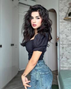 Avneet Kaur Room Tour: रंग-बिरंगी लाइट, एक्सपेंसिव ड्रेसिज और शानदार शूज कलेक्शन से सजा है अवनीत कौर का रूम, देखिए Inside तस्वीरें