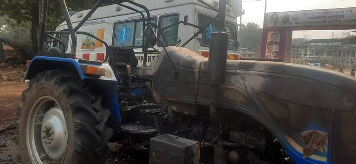यामध्ये 1 ट्रॅक्टर, तीन दुचाकी, आणि एका रिक्षाला लावली आग