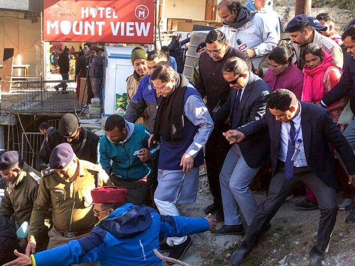 उन्होंने कहा कि मुख्यमंत्री ने उन अधिकारियों एवं विशेषज्ञों के दल से भी मुलाकात की जो बृहस्पतिवार से ही इस शहर में स्थिति की निगरानी कर रहा है.अधिकारियों ने बताया कि धामी ने लोगों को जोशीमठ से सुरक्षित निकालने की प्रक्रिया के बारे में भी उनसे बात की.