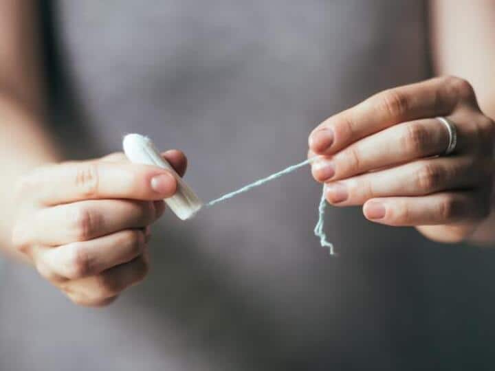 Are tampons unsafe Experts share the right way to use them to prevent toxic shock syndrome पीरियड्स में गलत तरीके से टैम्पोन इस्तेमाल से हो सकती है ये घातक बीमारी, ये है इसे इस्तेमाल करने का सही तरीका