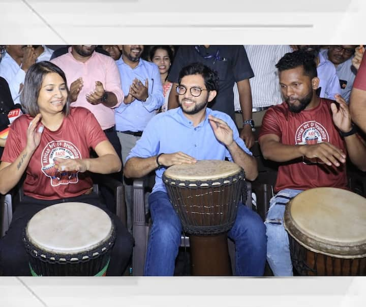 Aaditya Thackeray Playing Djembe : शिवसेना आमदार आदित्य ठाकरे यांचा हटके अंदाज चर्चेत आला आहे. यामध्ये ते वाद्य वाजवताना दिसत आहेत.