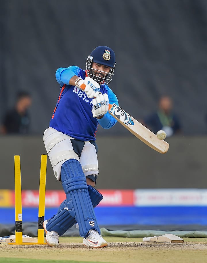 দেহরাদূন থেকে এয়ার অ্যাম্বুলেন্সে করে পন্থকে মুম্বইয়ে উড়িয়ে নিয়ে যাওয়া হয়েছিল। সেই ভাড়া সবটাই বহন করেছে বোর্ড।