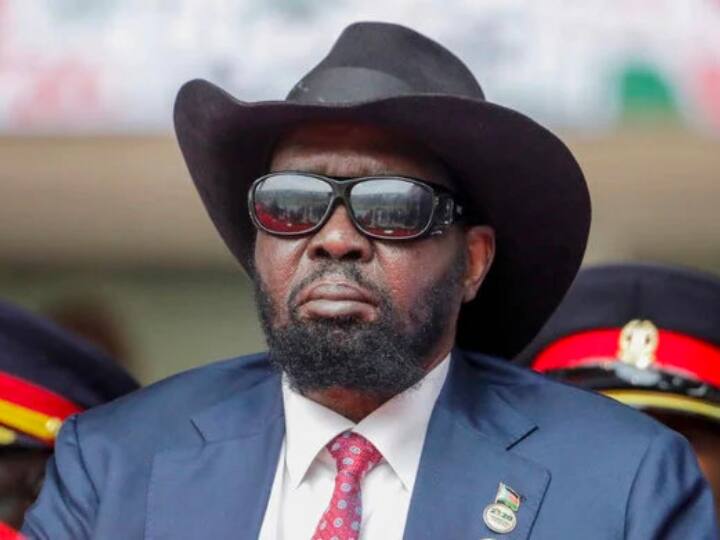 South Sudan president Salva Kiir Mayardit singing national anthem his pants got wet Social Media video viral South Sudan: दक्षिण सूडान के राष्ट्रपति गा रहे थे राष्ट्रगान! इतने में गीली हो गई पैंट, वीडियो हो गया वायरल फिर...