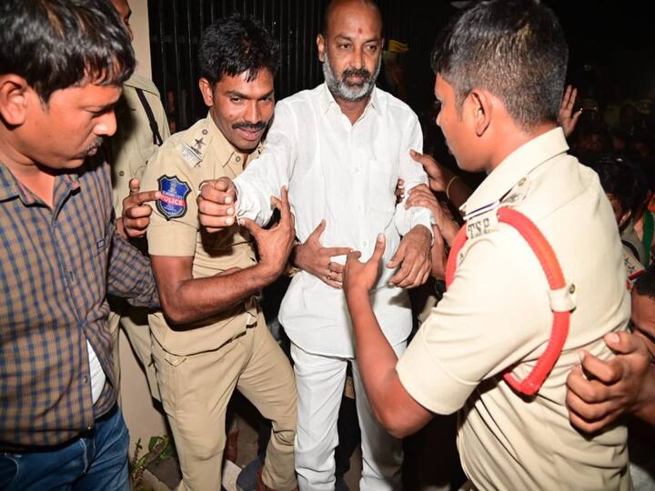 Kamareddy Police registered non bailable case on BJP Chief Bandi Sanjay Collectorate protest Bandi Sanjay : కామారెడ్డి కలెక్టరేట్ ముట్టడికి యత్నం, బండి సంజయ్ పై నాన్ బెయిలబుల్ కేసు