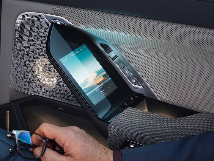 हे इन्फोटेनमेंट युनिट आणि इन्स्ट्रुमेंट क्लस्टरसाठी गोलाकार डिस्प्ले दिलेण्यात आले आहे. जे अनुक्रमे 14.9-इंच आणि 12.3-इंचचे आहे. याची इन्फोटेनमेंट सिस्टम BMW च्या iDrive 8 OS द्वारे समर्थित आहे.