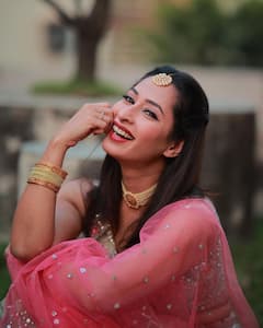 PHOTO: प्रिया मराठेचा एथनिक अवतार; साडीत दिसतेय फारच सुंदर!