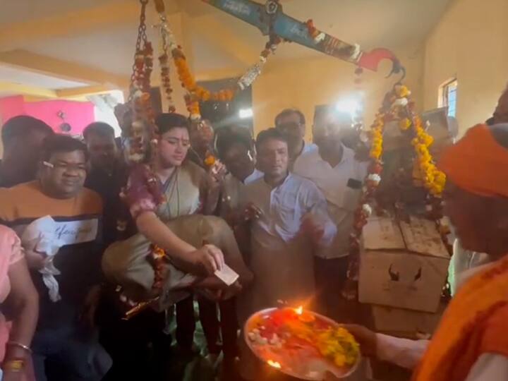 युवा स्वाभिमान पार्टीचे कार्यकर्ते आणि मेळघाटच्या टिटंबा गावकऱ्यांच्या वतीने खासदार नवनीत राणा यांची लड्डूतुला करण्यत आली..