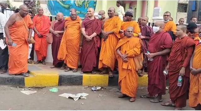 या अखिल भारतीय धम्म परिषदेसाठी चीन, जपान, थायलंड, श्रीलंका, नेपाळ जगभरातून बौद्ध भिक्खू धम्मदेशना देण्यासाठी दाखल झाले आहेत.