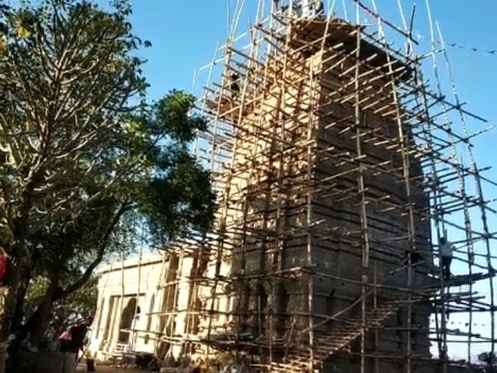 सिद्धबाबा सेवा समिति सदस्य मनोज कक्कड़ ने बताया कि सिद्ध बाबा मंदिर का निर्माण हो रहा है. इसके मेन आर्किटेक खुद सिद्ध बाबा जी हैं. इस मंदिर का निर्माण कार्य केदारनाथ मंदिर की तर्ज पर किया जा रहा है, यहां पिछले दो साल से निरंतर कार्य चल रहा है. इस मंदिर का निर्माण कार्य शिवरात्रि तक पूरा कर लिए जाने की संभावना है.