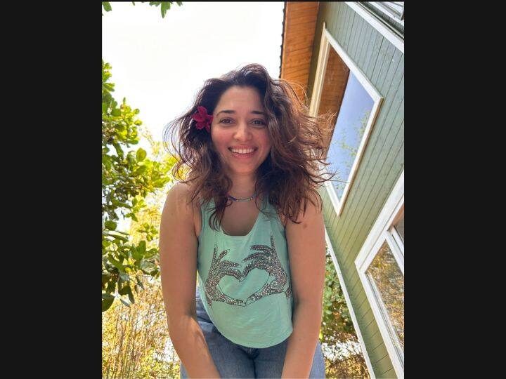 பிரபல தென்னிந்திய நடிகை தமன்னா புத்தாண்டை முன்னிட்டு சில புத்தம் புதிய போட்டோக்களை பகிர்ந்துள்ளார்