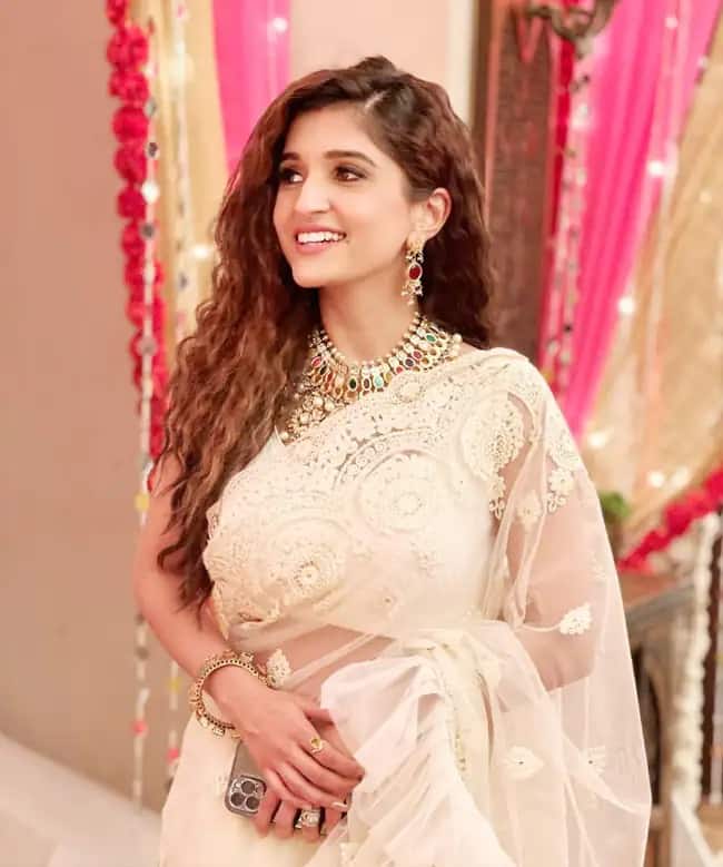 अभिनेत्री निधि शाह (Nidhi Shah) शो में किंजल के किरदार में नजर आती हैं, उन्हें प्यार से सब किंजू बेबी बुलाते हैं. किंजल ने दमदार अभिनय किया है, अनुपमा शो में निधि शाह प्रति एपिसोड 32,000 फीस लेती हैं. रिपोर्ट्स के मुताबिक, निधि की कुल संपत्ति 7-10 करोड़ रुपये है.