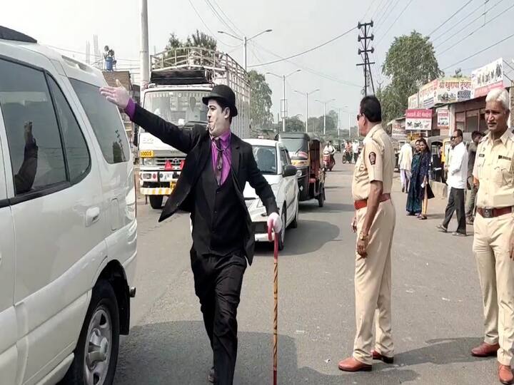 परभणी शहर वाहतूक शाखेचे पोलीस उपनिरीक्षक सचिन इंगेवाड यांनी चार्ली चॅपलीन यांना परभणीच्या रस्त्यावर उतरवले आहे. चार्ली चॅपलीन बेशिस्त आणि नियमांचे उल्लंघन करणाऱ्यांना आपल्या हावभावाच्या माध्यमातून वाहतुकीचे नियम पाळण्याचे शिकवत आहे.