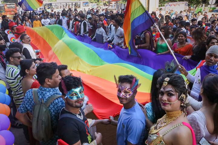 इस प्राइड मार्च में बड़ी संख्या में युवाओं ने भाग लिया. वहीं, लोगों के चेहरों पर भी खुशी देखी गई.