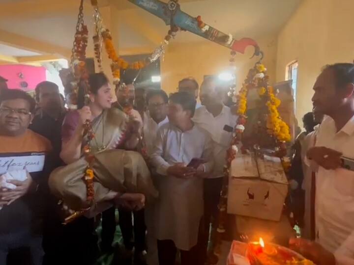 गावकऱ्यांच्या वतीने खासदार नवनीत राना यांची लड्डूतुला करण्यत आली..