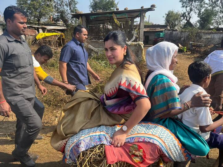 आज खासदार नवनीत राणा ह्या मेळघाटच्या दौऱ्यावर असतांना एक कुटुंब बैलगाडीने प्रवास करत होता यावेळी नवनीत राणा यांनी त्यांची बैलगाडी चालवून बैलगाडी सवरीचा आनंद लुटला..