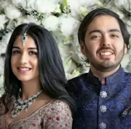 देश के सबसे अमीर अरबपतियों में शामिल मुकेश अंबानी के छोटे बेटे अनंत अंबानी और होने वाली बहू राधिका मर्चेंट का रोका 29 दिसंबर को हो चुका है. अनंत अंबानी को मुकेश अंबानी न्यू एनर्जी कारोबार में उतारने का एलान कर चुके हैं.