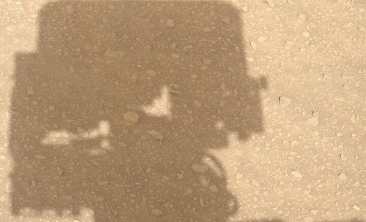 নাসা-র কিউরিওসিটি রোভার মঙ্গলের মাটিতে বিচরণ করে এমনই ইঙ্গিত পেয়েছে। তবে এই রত্নভাণ্ডারের সন্ধান আরও বৃহত্তর সম্ভাবনাকে জাগিয়ে তুলেছে। তা হল, হতে পারে যত আগে মনে করা হচ্ছিল, তার চেয়ে ঢের সময় পরেও মঙ্গলে জল এবং পাথরের মিথস্ক্রিয়া চলেছে।