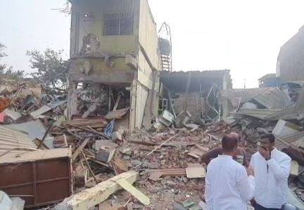 याप्रकरणी गाळेधारक मिरज पोलिस स्थानकात तक्रार दाखल करण्यासाठी गेले आहेत. सध्या या ठिकाणी पोलिसांचा मोठा बंदोबस्त तैनात करण्यात आला आहे.