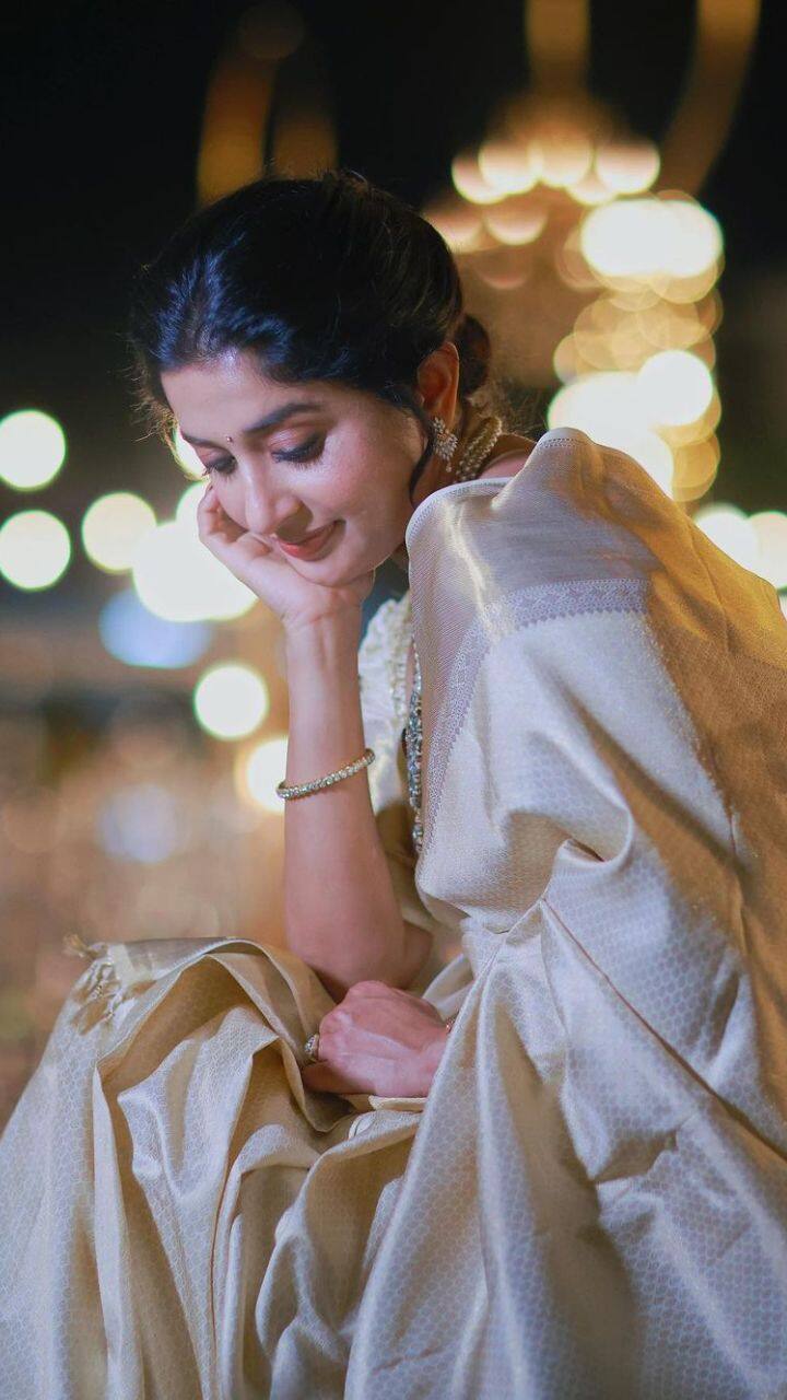சிறந்த நடிகைக்கான தமிழ அரசு மற்றும் கேரள அரசின் விருதையும் பெற்றுள்ளார்