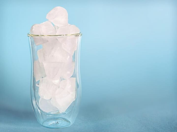 Sucking on ice cubes can help with sore throat ​Ice Cube for Sore Throat: बर्फ के टुकड़े चूसने से गले की खराश में मदद मिल सकती है? दूर करें कन्फ्यूजन