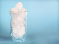 ​Ice Cube for Sore Throat: बर्फ के टुकड़े चूसने से गले की खराश में मदद मिल सकती है? दूर करें कन्फ्यूजन