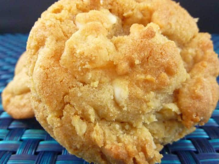 एक पैन में मक्खन और चीनी डालें. उन्हें एक साथ तब तक मिलाएं जब तक कि बनावट में हल्का और फूला हुआ न हो जाए.मैदा को मक्खन-चीनी के मिश्रण में छान लें. अब मैदा को धीरे-धीरे क्रीम वाले मक्खन में गूंथ लें. कटे हुए पाइनेप्पल के टुकड़े और पाइनएप्पल एसेंस डालें। कुकी आटा बनाने के लिए अच्छी तरह मिलाएं. आटे से छोटे-छोटे हिस्से निकाल लें, कुकीज का आकार दें और पार्चमेंट पेपर बिछाए हुए बेकिंग ट्रे पर रखें. 15-20 मिनट के लिए 180 डिग्री सेंटीग्रेड पर पहले से गरम ओवन में कुकीज़ बेक करें.