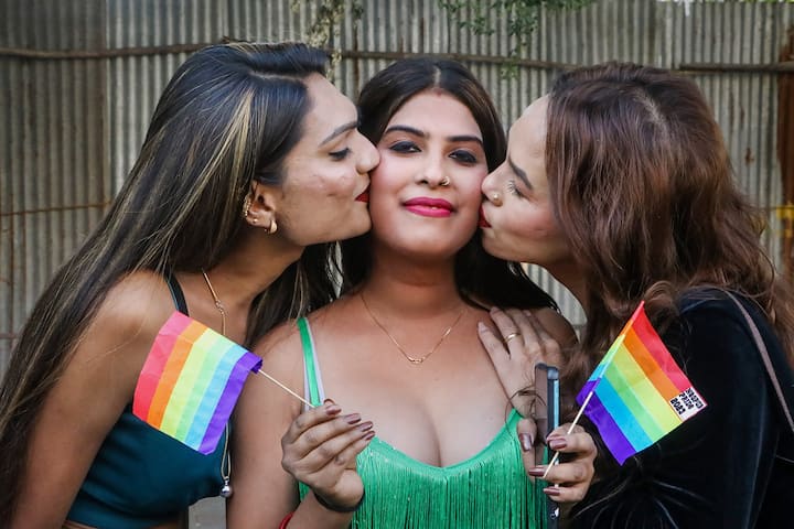 LGBT कम्युनिटी ने आज नागपुर में एक रैली निकाली. ये रैली उन्होंने अपने हक और न्याय की लड़ाई के लिए आयोजित गया. इस रैली को प्राइड मार्च नाम दिया गया था. भारी संख्या में लोग इस रैली में शामिल हुए. वहीं, अलग-अलग परिधान में लेस्बियन, गे, बाइसेक्सुअल और ट्रांसजेंडर समुदाय के लोग शामिल हुए. इस आयोजन का मकसद सामान्य नागरिकों में अपनी कम्युनिटी के बारे में अवेयरनेस फैलाना था. नीचे की स्लाइड में देखें तस्वीरें.