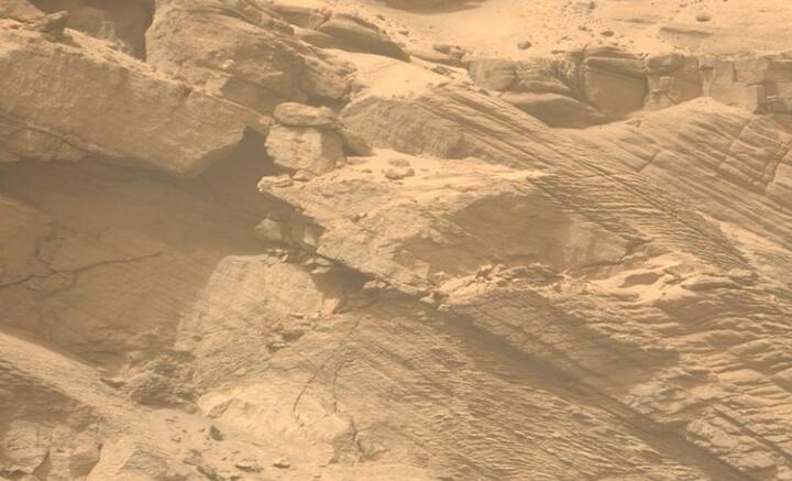 মঙ্গলের বুকে ১৫৪ কিলোমিটার চওড়া হ্রদ শুকিয়ে তৈরি হওয়া ‘গেল’ গহ্বরের মাটির নিচে এই ময়ূরপঙ্খী পাথর সঞ্চিত রয়েছে বলে ইঙ্গিত পেয়েছে নাসা-র কিউরিসিটি রোভার।