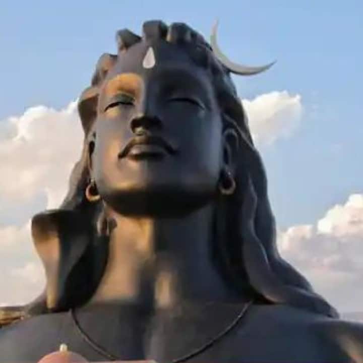 পুরাণ অনুসারে, কিছু জিনিস শিবের খুব প্রিয় এবং শিবলিঙ্গে বিশ্বাসের সাথে নিবেদন করলে ভগবান প্রসন্ন হন এবং ভক্তদের সমস্ত ইচ্ছা পূরণ করেন। আসুন জেনে নেওয়া যাক কোন জিনিস শিবের প্রিয়।
