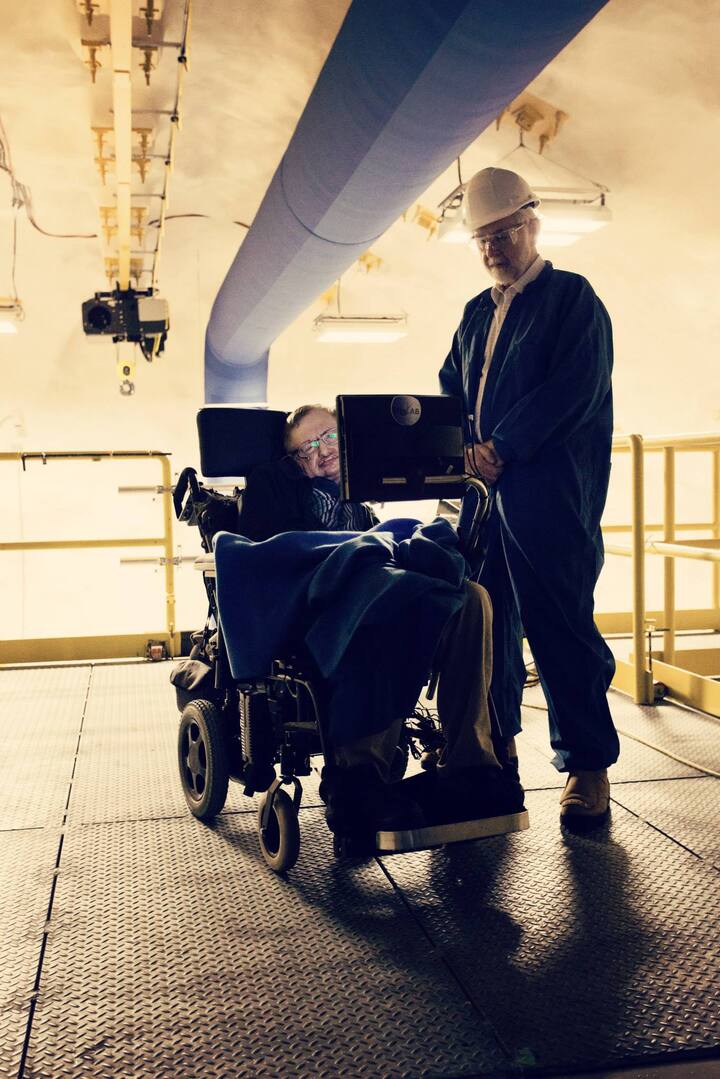 বিখ্যাত এই বিজ্ঞানী তাঁর বইয়ের জন্যও বিখ্যাত। তাঁর একাধিক বই বেস্টসেলার হয়েছে। মূলত সাধারণ মানুষের কাছে বিজ্ঞানের দুর্বোধ্য বিষয়গুলি যাতে সহজ হয়ে ওঠে। তার জন্যই কলম ধরেছিলেন তিনি। তাঁর প্রথম বই 'A Brief History of Time' ১৯৮৮ সালে প্রকাশিত হয়। আন্তর্জাতিক ভাবে বেস্টসেলার হয়েছিল সেটি। তারপরে তাঁর একাধিক বই বেরিয়েছে, 'A Briefer History of Time', 'The Universe in a Nutshell'-সহ আরও একাধিক বই, যেগুলি খুবই বিখ্যাত। একাধিক টেলি ডকু, টেলি-সিরিজেও তাঁকে দেখা গিয়েছিল। ২০১৪ সালে হকিংয়ের জীবনের উপর ভিত্তি করে তৈরি সিনেমা মুক্তি পায়। ২০১৪ সালে ফেসবুকে একটি পোস্টও লিখেছিলেন তিনি। আমি বহু ভ্রমণ করেছি, অ্যান্টার্কটিকায়, ইস্টার দ্বীপে গিয়েছি, সাবমেরিনে চড়েছি, জিরো গ্র্যাভিটিও দেখেছি....একদিন আশা করি মহাকাশে যাব'। ২০১৮ সালে মারা যান দুনিয়ার সর্বকালের অন্য়তম সেরা এই থিয়োরিটিক্যাল ফিজিসিস্ট। সব ছবি: Stephen Hawking-এর ফেসবুক পেজ (@stephenhawking)