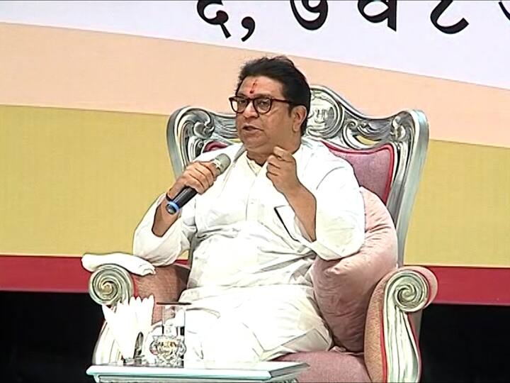 महाराष्ट्र हा श्रीमंत आहे, सर्वार्थाने अग्रेसर आहे. जे आहे ते जरी टिकवल तरी महाराष्ट्र पुढे आहे. एखादा दुसरा उद्योग बाहेर गेले तरी काही फरक पडत नाही.