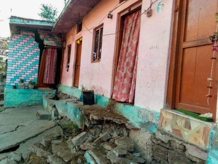 उत्तराखंड के जोशीमठ को भूस्खलन और धंसाव क्षेत्र घोषित किया गया है. दरकते शहर के क्षतिग्रस्त घरों में रह रहे 60 से अधिक परिवारों को अस्थायी राहत केंद्रों में पहुंचाया गया है.