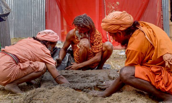মমতা বলেন, 'মেলায় ২২৫০টি সরকারি বাস, ৫০০ বেসরকারি বাস চালু থাকবে। ৪টি বার্জ, ৩২টি ভেসেল, ১০০টি লঞ্চ এই সময়ে চলবে। এক টিকিটে গঙ্গাসাগরে যাওয়া-আসা করা যাবে। ১০টি ফায়ার স্টেশন, ২৫টি দমকলের ইঞ্জিন মোতায়েন থাকবে'।