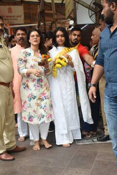Kajol-Nysa Devgan At Siddhivinayak Temple: हाथ में पूजा की थाली और माथे पर तिलक, सफेद सूट पहन मां काजोल संग सिद्धिविनायक मंदिर पहुंचीं न्यासा