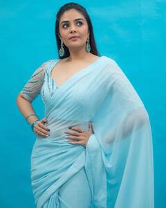 Sreemukhi: నీలి రంగు చీరలో శ్రీముఖి - ఆ నింగికే రూపముంటే నీలాగే ఉంటుందేమో!