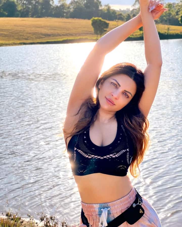 शमा सिकंदर के चाहने वाले उनकी इन लेटेस्ट तस्वीरों पर जमकर लाइक और कमेंट कर रहे हैं.