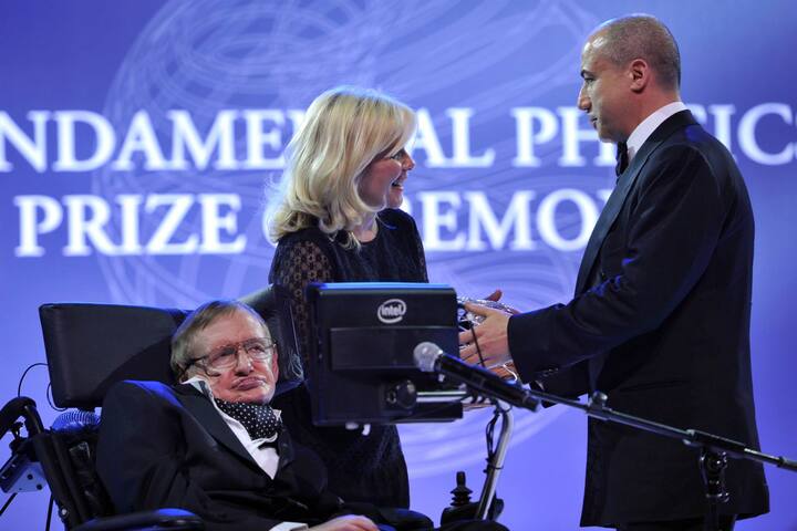 গ্র্যাজুয়েশনের পরে কেমব্রিজেই রিসার্চ ফেলো এবং তারপরে প্রফেশনাল ফেলো হিসেবে কাজ করেছেন হকিং। ১৯৭৪ সালে রয়্যাল সোসাইটিতে অন্তর্ভুক্তি হয় তাঁর। তারপরে ১৯৭৯ সালে কেমব্রিজে Lucasian Professor of Mathematics-পদে আসীন হন তিনি। বিশ্বের সবথেকে বিখ্যাত অ্যাকাডেমিক চেয়ার এটি।