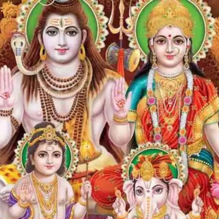 চন্দন নিবেদন করলেও ভোলেনাথ প্রসন্ন হন। শিবলিঙ্গে চন্দন অর্পণ করলে মানুষ সমাজে সম্মান ও খ্যাতি পায়। শিবলিঙ্গে বেলপত্র নিবেদনকারী ভক্তদের সকল মনোবাঞ্ছা পূরণ হয়।