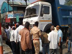 'देव तारी त्याला कोण मारी'! टिप्परखाली अडकला अन् जॅक लावून जीव वाचवला