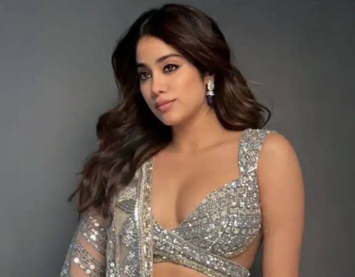 janhvi kapoor salary hikes by  5 crores for south debut jr ntr upcoming higher than rashmika mandanna OMG! સાઉથ સિનેમામાં ડેબ્યૂ પહેલા Janhvi Kapoor એ વધારી ફી, રશ્મિકા મંદાનાને પાછળ છોડી