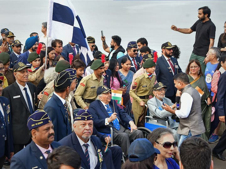 Over 600 veterans participated in the parade, including those who had received gallantry awards from all three services. They marched from NCPA along the Marine Drive promenade. (Image Source: PTI)